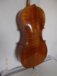 Violoncel Guarnieri brun-roscat inchis - pe grund auriu, lacuit manual cu serlac-alcool tehnic